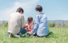 実の子どもより浮気相手の子どもを優先！離婚すべき？