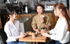 喫茶店でパートナーの名前が話題に！浮気・不倫の疑いを確認する方法！